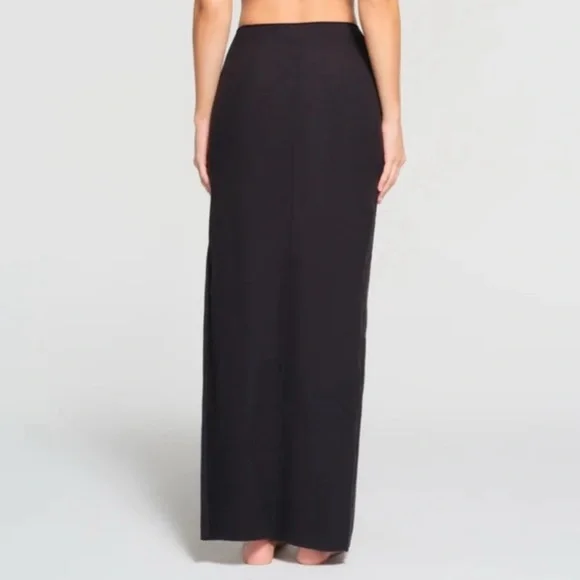 SKIMS Raw Edge Black Slit Skirt - Picture 2 of 5